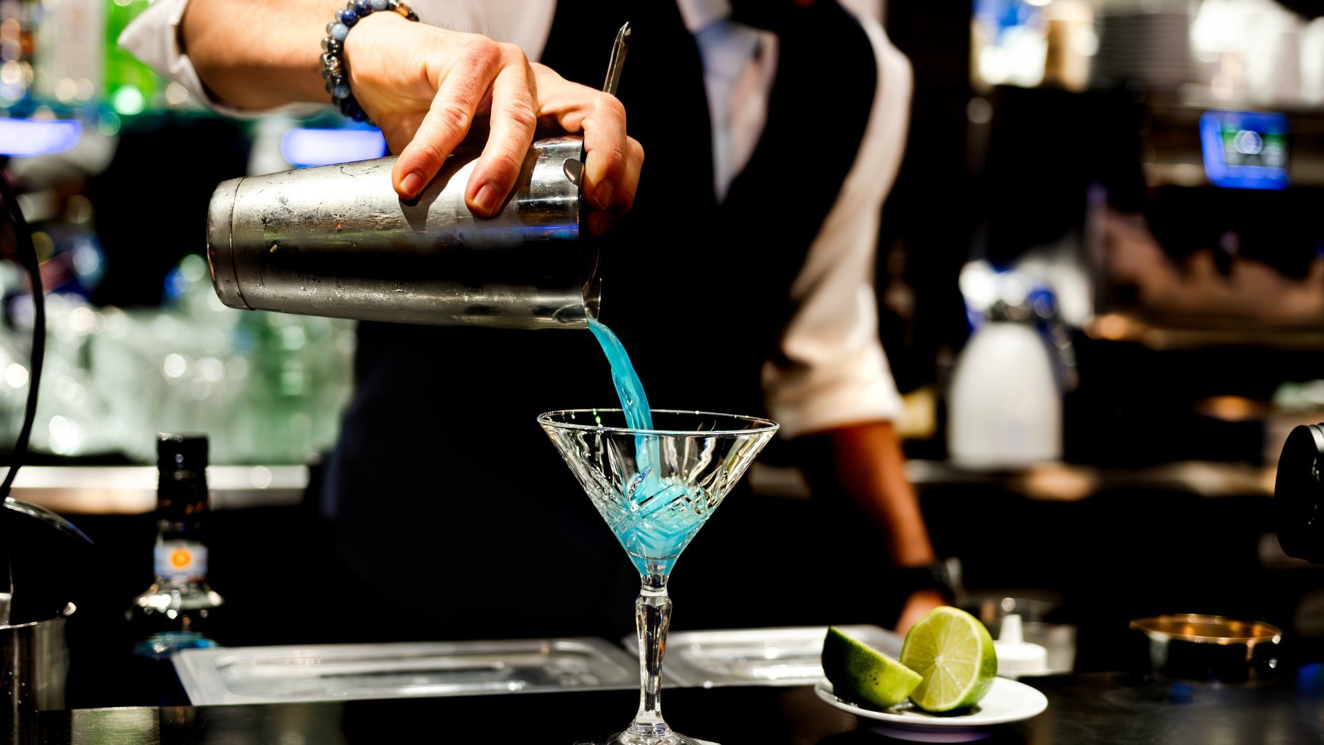 Moment convivial au bar du Casino Partouche de Nice, avec un cocktail servi par un serveur professionnel