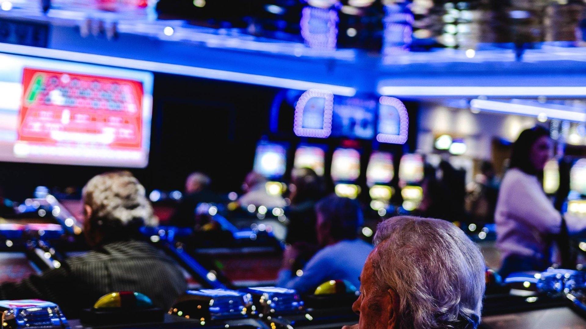 Tables de roulette dans la salle de jeux du Casino Partouche de Nice, un lieu emblématique de la Côte d’Azur.