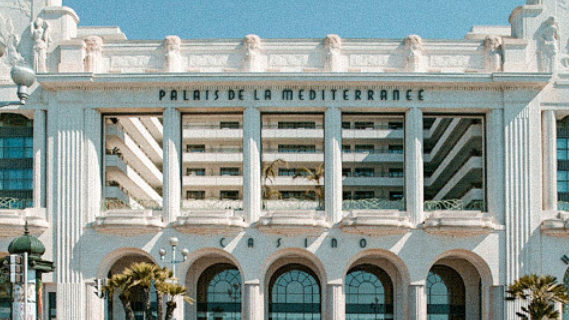Vue extérieure du Casino Partouche à Nice sur la Promenade des Anglais.