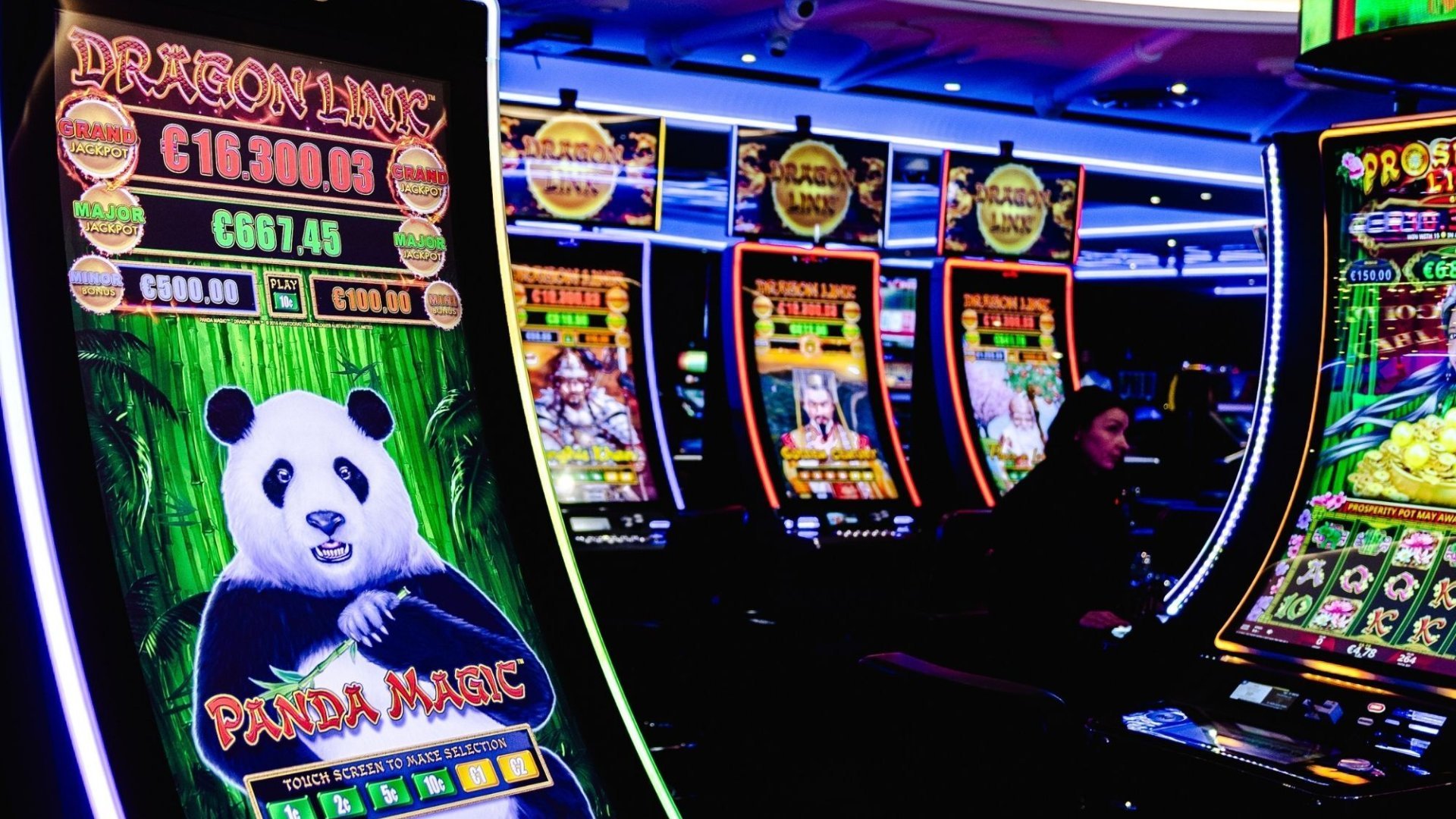 Salle de jeux élégante du Casino Partouche de Nice.